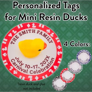Op de afbeelding: Afbeelding van gepersonaliseerde labels voor mini-hars-eenden. De labels zijn rond met een rood-witte rand, met de tekst "THE SMITH FAMILY" en "July 10-17, 202X Carnival Celebration". Een gele rubberen eend staat in het midden. Vier kleuropties worden getoond.