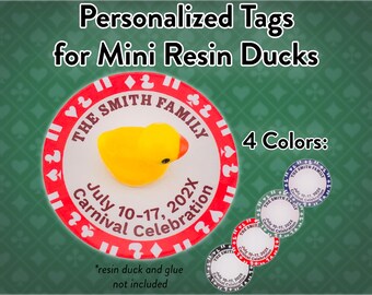 Puede incluir: Imagen de etiquetas personalizadas para mini patos de resina. Las etiquetas son redondas con un borde rojo y blanco, con el texto "THE SMITH FAMILY" y "July 10-17, 202X Carnival Celebration". Un pato de goma amarillo está en el centro. Se muestran cuatro opciones de color.