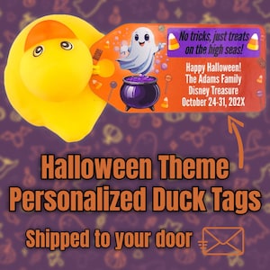 Pode incluir: Um pato de borracha amarelo com uma etiqueta laranja com um fantasma, um caldeirão e o texto "Happy Halloween!" e "Personalized Duck Tags". A etiqueta também inclui o texto "No tricks, just treats on the high seas!"