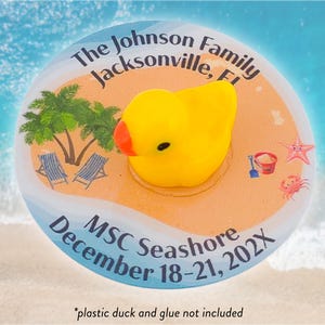Puede incluir: Un recuerdo personalizado con un patito de goma amarillo en una escena de playa. El diseño incluye palmeras, sillas de playa y el texto "The Johnson Family, Jacksonville, FL" y "MSC Seashore December 18-21, 202X".