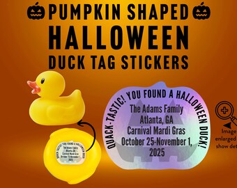 Könnte beinhalten: Ein holografischer Aufkleber in Form eines Kürbisses mit dem Text "You Found a Halloween Duck!" und "Quack-Tastic!" Der Aufkleber enthält auch den Text "The Adams Family, Atlanta, GA, Carnival Mardi Gras, October 25-November 1, 2025".