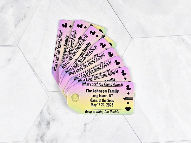 Puede incluir: Una pila de tarjetas coloridas con el texto "What Luck! You Found A Duck!" y un icono de pato de goma. La tarjeta inferior tiene el texto "The Johnson Family, Long Island, NY, Oasis of the Seas, May 17-24, 2025, Keep or Hide, You Decide".