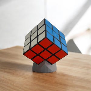 Minimalist Rubik&#39;s Cube Stand: Modern Display