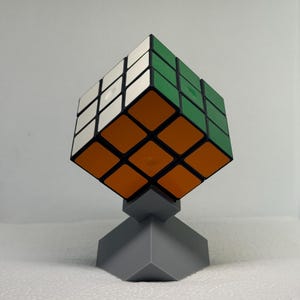 Cube Stand: Eco-Friendly PLA Rubik&#39;s Cube Holder
