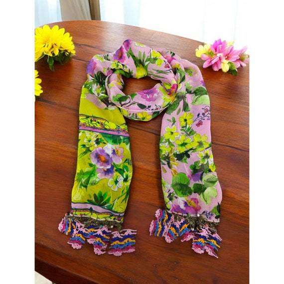 Sciarpa in chiffon floreale: rosa e giallo, bordo in pizzo all
