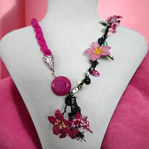 Collier fleur rose en dentelle avec aiguille, collier Oya fait main, bijoux en dentelle turque, collier floral tendance bohème, bijoux d'été, cadeau pour maman