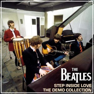 Puede incluir: Una fotografía en blanco y negro de The Beatles en un estudio de grabación. Los miembros de la banda están tocando instrumentos y cantando. El texto "THE BEATLES STEP INSIDE LOVE THE DEMO COLLECTION" está impreso en la parte inferior de la imagen.