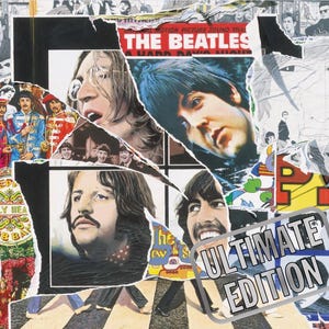 Puede incluir: Imagen estilo collage con The Beatles, con efectos de papel rasgado y varias imágenes de los miembros de la banda. El texto "THE BEATLES" está alineado verticalmente a izquierda y derecha. También se ven las palabras "ULTIMATE EDITION".