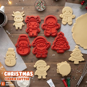 Puede incluir: Cortadores de galletas navideñas con formas de reno, muñeco de nieve, Papá Noel y árbol de Navidad. La imagen también muestra galletas horneadas y el texto "Christmas Cookie Cutter".
