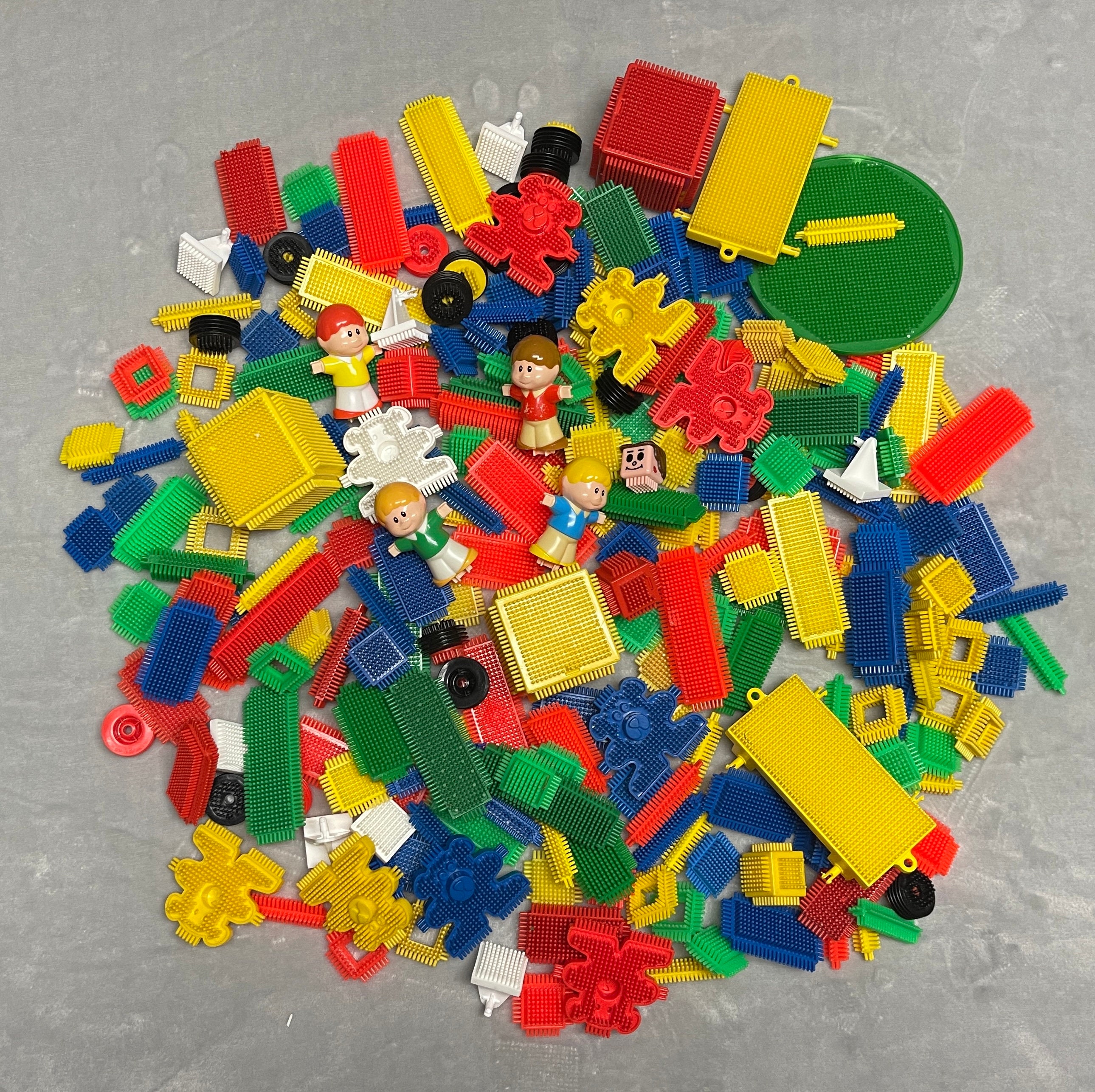 HUGE LOT of Vintage Playskool 1975 Bristle Blocks with Bears People Figures  Wheels STEM Preschool Play