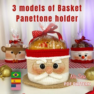 Op de afbeelding: Drie gehaakte mandjes als panettone-houders in de vorm van de Kerstman, een rendier en een sneeuwpop. De centrale Kerstman heeft een rode rand, een witte baard en een gouden bril. Tekst: 3 models of Basket Panettone holder en No Sew PDF PATTERN.