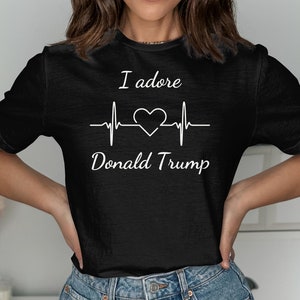 Maglietta &quot;Adoro Donald Trump&quot;, maglietta di Trump, maglietta delle elezioni del 2024, regalo repubblicano, abbigliamento patriottico, maglietta del comizio di Trump, maglietta della libertà