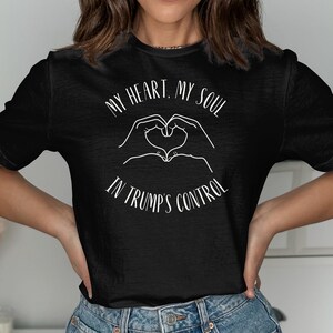 Maglietta &quot;Il mio cuore, la mia anima sotto il controllo di Trump&quot;, maglietta di Trump, maglietta delle elezioni del 2024, regalo repubblicano, abbigliamento patriottico, maglietta del comizio di Trump