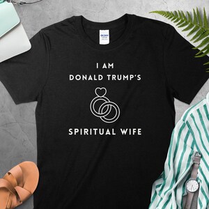 Ich bin Donald Trumps spirituelle Frau T-Shirt, Trump T-Shirt, Trump 2024 T-Shirt, Republikanisches Geschenk, Patriot Shirt, Trump Kundgebung Shirt, Wahl 2024