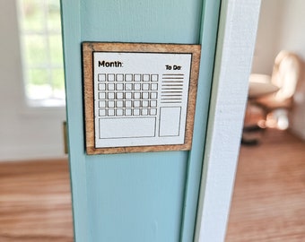Calendario de casa de muñecas, mini calendario de pared, decoración en miniatura, decoración de pared para casa de muñecas, arte de pared para casa de muñecas, mini decoración, escala 1:12