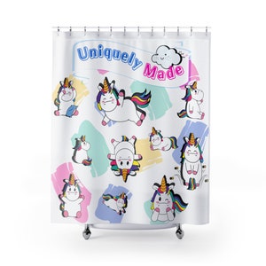 Puede incluir: Una cortina de ducha blanca con un diseño colorido que presenta varios unicornios de dibujos animados en diferentes poses. El texto "Uniquely Made" está escrito en una pancarta en la parte superior de la cortina.