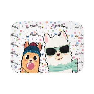 Peut inclure: Deux lamas de dessin animé avec le texte "No Probllama" répété sur un fond blanc avec des pois colorés. Un lama porte des lunettes de soleil et une écharpe bleue. L'autre lama porte un chapeau bleu et souffle une bulle.