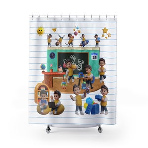 Könnte beinhalten: Ein farbenfroher Duschvorhang mit Schulthema. Er zeigt eine Klassenszene mit einer Tafel, einem Schreibtisch und einem Kalender. Außerdem sind mehrere Comic-Kinder in verschiedenen Posen zu sehen, darunter beim Spielen mit Bausteinen, beim Lesen eines Buches und beim Lernen von Zahlen. Der Hintergrund ist ein weiß-blaues gestreiftes Muster.
