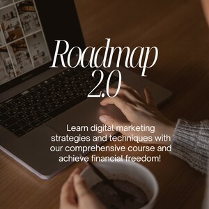 Puede incluir: Una persona trabajando en un ordenador portátil con el texto "Roadmap 2.0" en la pantalla. El texto de abajo dice "¡Aprende estrategias y técnicas de marketing digital con nuestro curso completo y alcanza la libertad financiera!"
