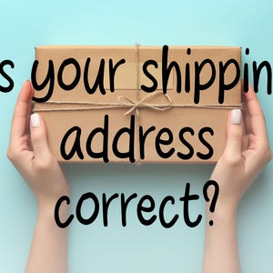 Puede incluir: Una caja de cart&oacute;n marr&oacute;n con una cuerda atada alrededor. El texto "Is your shipping address correct?" est&aacute; escrito en marcador negro sobre un fondo azul claro.