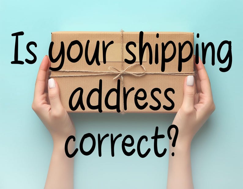 Puede incluir: Una caja de cart&oacute;n marr&oacute;n con una cuerda atada alrededor. El texto "Is your shipping address correct?" est&aacute; escrito en marcador negro sobre un fondo azul claro.
