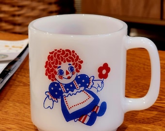 Fire-King Raggedy Ann and Andy Milk Glass Mug – Vintage Coffee Cup – Retro Character Mug – 1970s Collectible – Nostalgia Gift