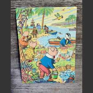 Puede incluir: Una ilustraci&oacute;n colorida de un grupo de cerdos haciendo un picnic en una playa. Los cerdos llevan ropa y est&aacute;n sentados alrededor de una mesa con comida y bebida. Hay palmeras y un barco en el fondo.