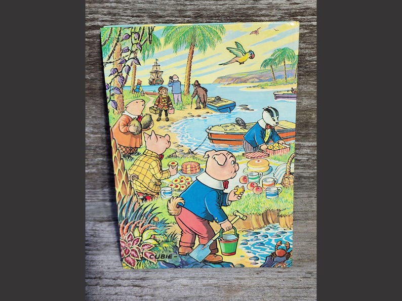 Puede incluir: Una ilustraci&oacute;n colorida de un grupo de cerdos haciendo un picnic en una playa. Los cerdos llevan ropa y est&aacute;n sentados alrededor de una mesa con comida y bebida. Hay palmeras y un barco en el fondo.