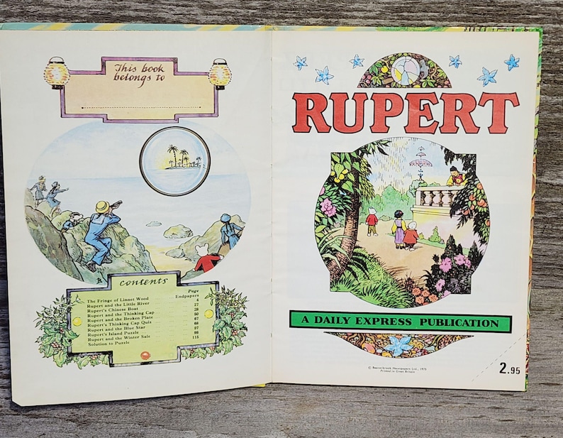 Puede incluir: Un libro infantil vintage titulado "Rupert: A Daily Express Publication" con una ilustraci&oacute;n colorida de un personaje de dibujos animados y una tabla de contenido que enumera varias historias. La portada del libro presenta un esquema de color verde, amarillo y azul con una etiqueta de precio de 2,95.