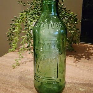 Vintage 7 Up Bottle – “You Like It It Likes You” Green Glass 10oz – Retro Soda Bottle – Americana Decor – Mid Century Kitchen
