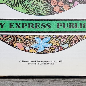 Puede incluir: Una portada de libro infantil vintage con una ilustraci&oacute;n verde, amarilla y azul de una flor y una pancarta verde con el texto "Daily Express Public". La informaci&oacute;n de copyright dice "Beaverbrook Newspapers Ltd., 1975 Impreso en Gran Breta&ntilde;a."