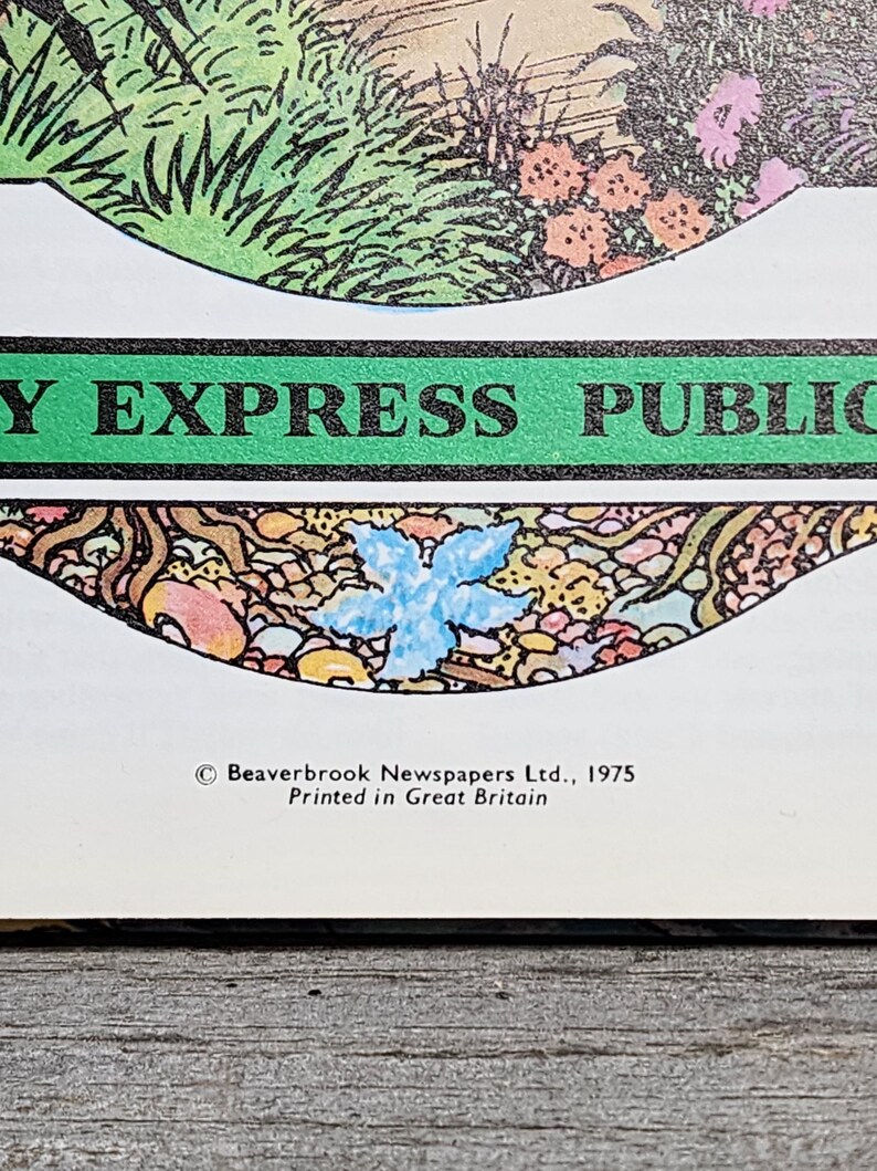Puede incluir: Una portada de libro infantil vintage con una ilustraci&oacute;n verde, amarilla y azul de una flor y una pancarta verde con el texto "Daily Express Public". La informaci&oacute;n de copyright dice "Beaverbrook Newspapers Ltd., 1975 Impreso en Gran Breta&ntilde;a."