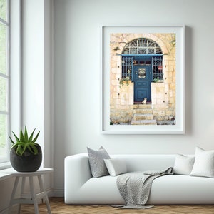 Jerozolima – niebieskie drzwi, grafika ścienna – fotografia dzielnicy Nachlaot, wydruk z kamiennej architektury Izraela, plakat z kotem ze Starego Miasta