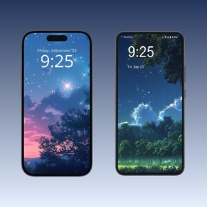 Op de afbeelding: Twee smartphone-vergrendelschermen met een nachtelijke hemel als achtergrond. Het eerste scherm toont een roze en blauwe zonsondergang met sterren en een heldere ster in het midden. Het tweede scherm toont een donkerblauwe hemel met sterren en wolken boven een bos. Beide schermen tonen de tijd 9:25.