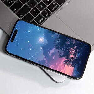 Op de afbeelding: Een smartphone met een blauwe en roze sterrenhemel wallpaper. De wallpaper heeft een heldere ster in het midden en een silhouet van bomen op de voorgrond.