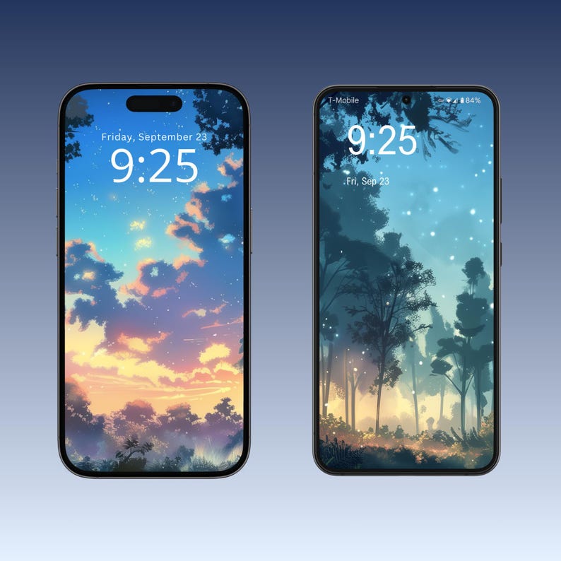 Op de afbeelding: Twee telefoonschermen die verschillende achtergronden weergeven. Het eerste scherm toont een zonsondergang boven een bos met een digitale klok die "9:25" weergeeft en de tekst "Friday, September 23". Het tweede scherm toont een bos 's nachts met een digitale klok die "9:25" weergeeft en de tekst "Fri, Sep 23".