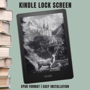 Puede incluir: Lector de libros electrónicos Kindle negro que muestra una imagen en blanco y negro de un castillo, montañas y un ciervo. El texto "KINDLE LOCK SCREEN" está en la parte superior y "EPUB FORMAT | EASY INSTALLATION" en la inferior. Una pila de libros a la izquierda.