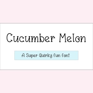Peut inclure: Graphique rectangulaire blanc avec les mots "Cucumber Melon" en police noire fantaisiste. En dessous, un rectangle bleu clair contient le texte "A Super Quirky fun font". Le fond est rose clair.