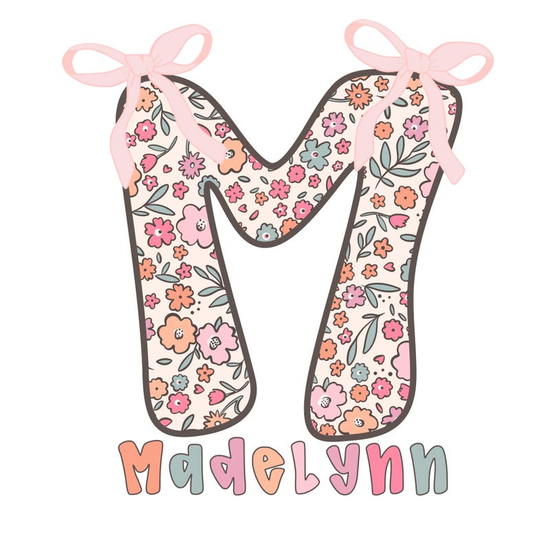 Puede incluir: Una letra "M" con estampado floral, contorneada en negro y adornada con lazos rosas en la parte superior. El dise&ntilde;o floral presenta flores rosas, naranjas y azules. El nombre "Madelynn" est&aacute; escrito debajo en letras de burbujas coloridas.