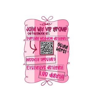 K&ouml;nnte beinhalten: Ein rechteckiges Schild mit rosa-wei&szlig;en Streifen, einem dekorativen Wellenrand und einer Schleife oben und unten. Es enth&auml;lt den Text JOIN MY VIP GROUP ON FACEBOOK AT: DARLING MEADOW DESIGNS, einen QR-Code, SCAN HERE!, WEEKLY SPECIALS, EXCLUSIVE DESIGNS! und 1.00 DAYS!!