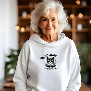Sudadera con capucha &quot;Vete, soy introvertido&quot; con un gato divertido. Sudadera unisex con capucha de mezcla pesada™.