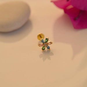 Fleur Piercing Tragus Boucle d'oreille Stud Mini Helix coloré Cartilage Studs cadeau pour elle Or Argent