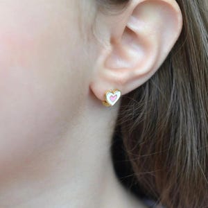 ピンクと白のハートの子供用イヤリングリングモデルハート