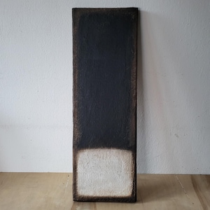 Può includere: Un set di tre tazze in ceramica con finitura opaca e macchiettata. Le tazze sono in tonalità di grigio, bianco e nero. Ogni tazza ha un design semplice e moderno, perfetto per caffè o tè.