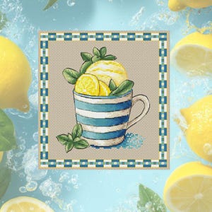 Pode incluir: Design de ponto cruz com uma caneca listrada azul e branca cheia de limões e folhas de hortelã. A caneca está sobre um fundo bege com uma borda azul e verde. O fundo inclui limões e gotas de água.