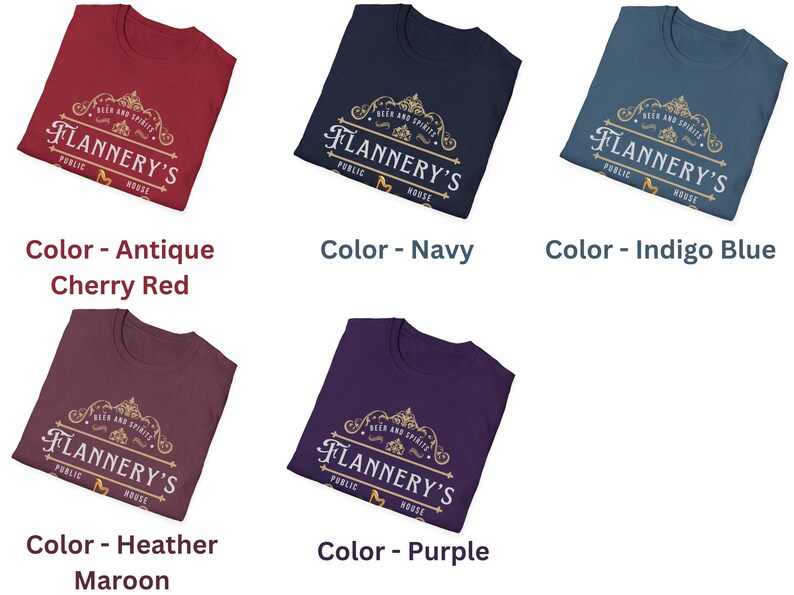 Pu&ograve; includere: Cinque magliette in vari colori: rosso ciliegia antico, blu navy, blu indaco, bordeaux erica e viola. Ogni maglietta mostra il testo "Flannery's Public House" in un design decorativo. Le magliette sono piegate e presentate su sfondo bianco.