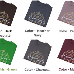 Pu&ograve; includere: Sei magliette in vari colori: cioccolato fondente, blu navy melange, paragon, verde irlandese, carbone e amaranto. Ogni maglietta mostra il testo "Flannery's Public House" in un design decorativo.