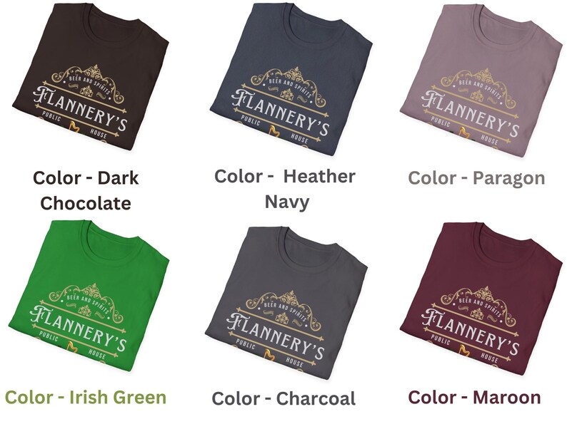 Pu&ograve; includere: Sei magliette in vari colori: cioccolato fondente, blu navy melange, paragon, verde irlandese, carbone e amaranto. Ogni maglietta mostra il testo "Flannery's Public House" in un design decorativo.