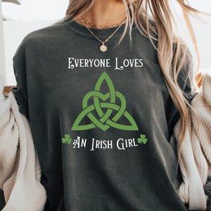 Camiseta unisex &quot;Everything Loves An Irish Girl&quot;, camisetas irlandesas, camisetas irlandesas para mujer, camisetas irlandesas de gran tamaño, camisetas del día de San Patricio, camisetas del día de San Patricio