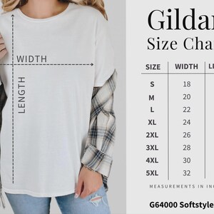 Pu&ograve; includere: T-shirt bianca con tabella taglie Gildan. La tabella elenca le taglie dalla S alla 5XL, con le relative misure di larghezza e lunghezza in pollici. La maglietta &egrave; una G64000 Softstyle Tee. La larghezza della taglia S &egrave; di 45,7 cm.